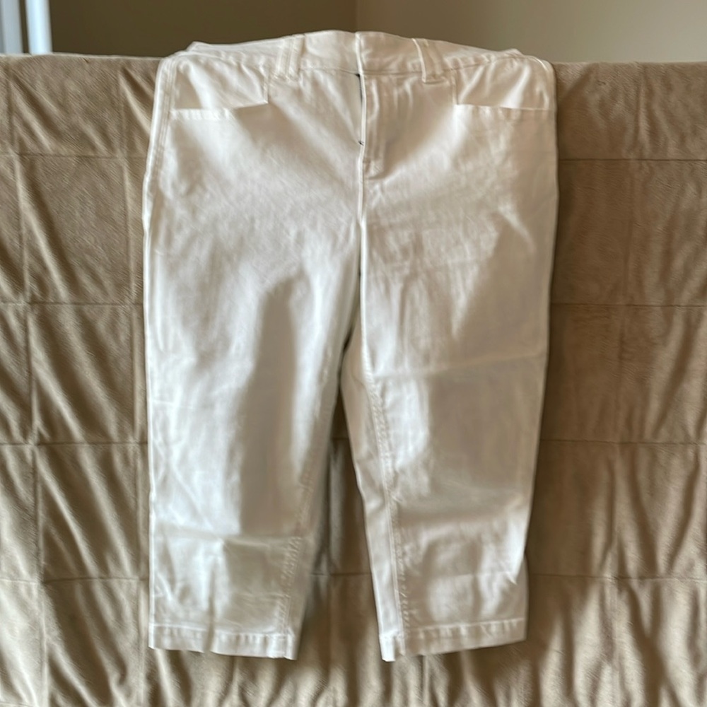 Maurice’s mid rise white denim Capri. 21” hem